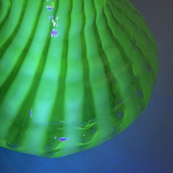 Vintage Fenton Green Opalescent Spiral Swirl Optic Flower Vase Uranium 8” Glows - Picture 10 of 11